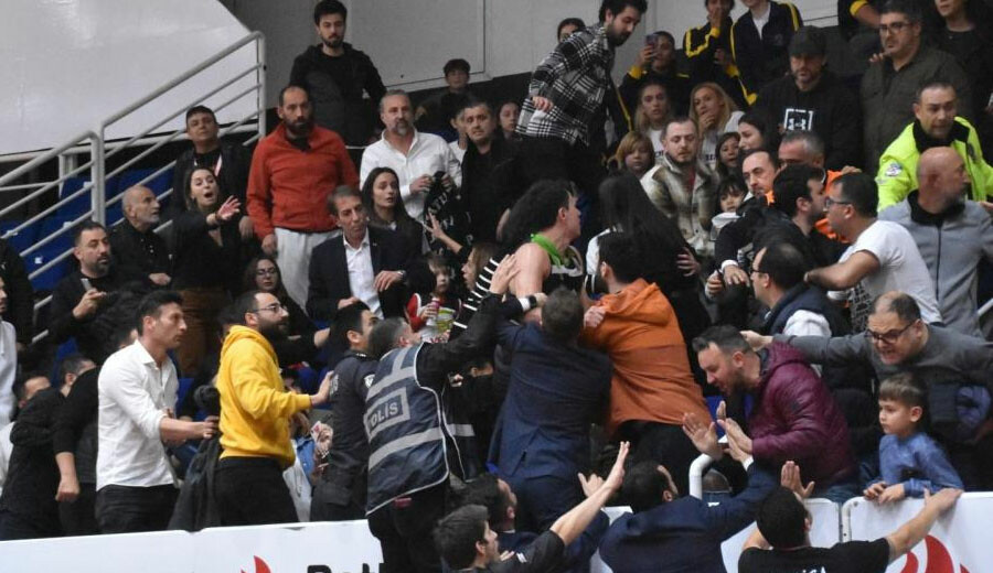 Maçta ailesine küfredilen basketbolcu tribüne çıkıp küfürbaz şahsı dövmek istedi! Maçta ailesine küfredilen basketbolcu tribüne çıkıp küfürbaz şahsı dövmek istedi!