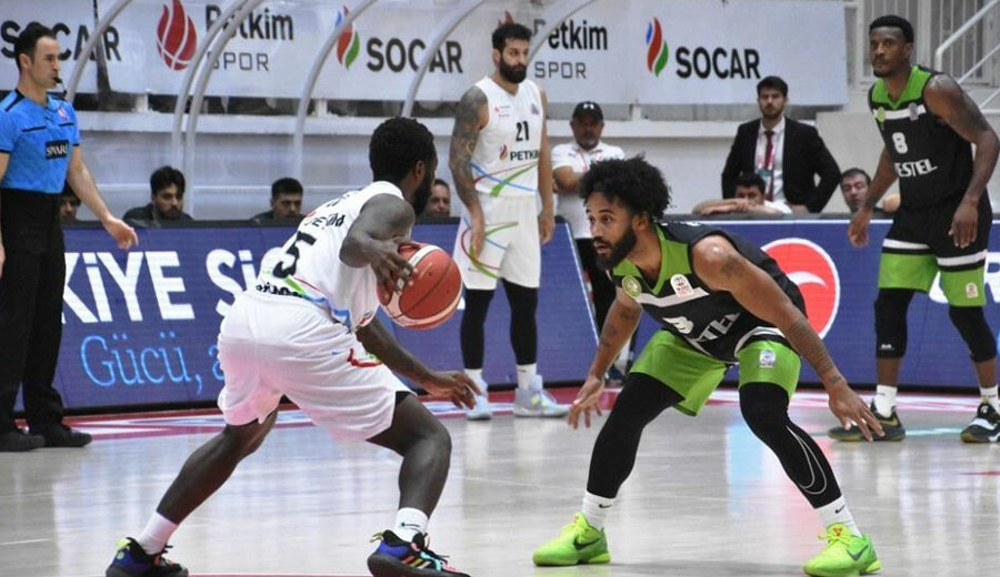Maçta ailesine küfredilen basketbolcu tribüne çıkıp küfürbaz şahsı dövmek istedi! Maçta ailesine küfredilen basketbolcu tribüne çıkıp küfürbaz şahsı dövmek istedi!