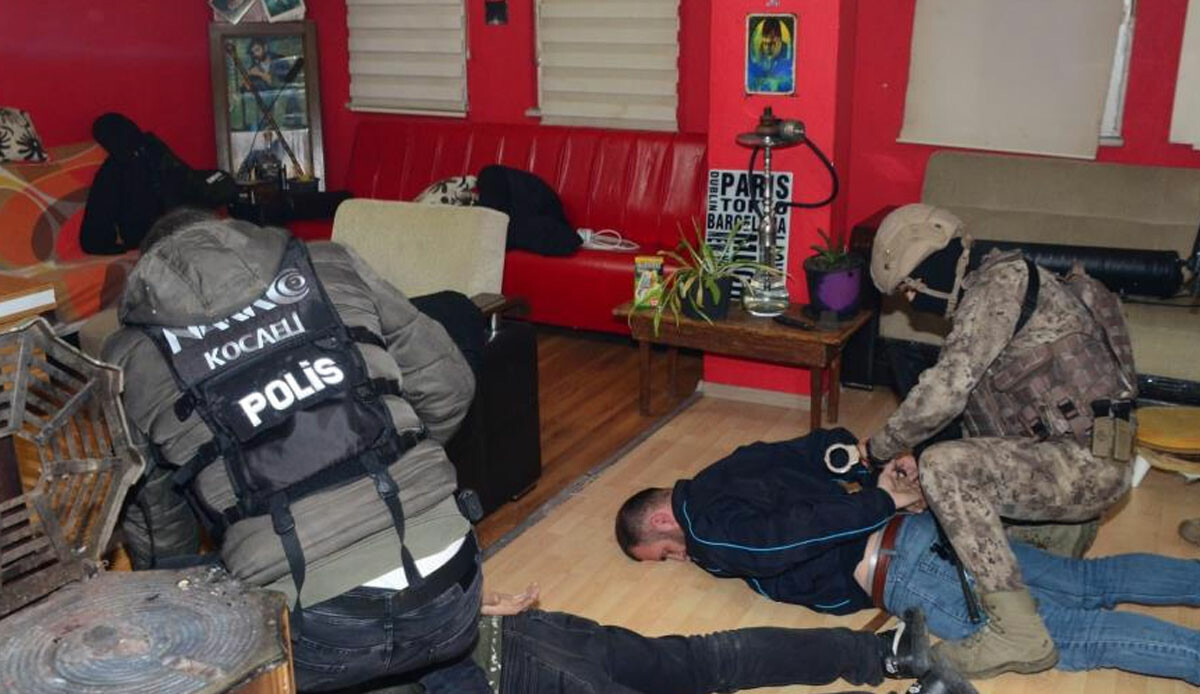 Son dakika! Zehir tacirlerine darbe: Kocaeli'de 93, Sakarya'da 176 kişi gözaltında Son dakika! Zehir tacirlerine darbe: Kocaeli'de 93, Sakarya'da 176 kişi gözaltında