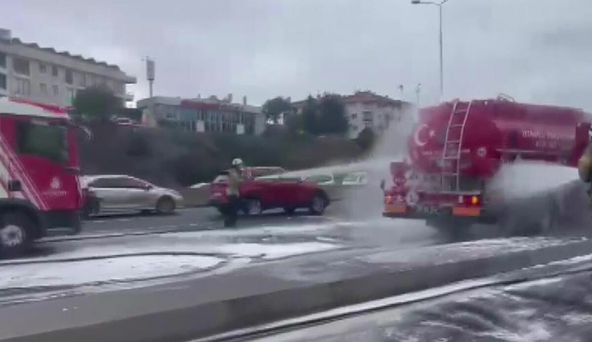 İBB'ye ait atık yağ taşıyan tankerde korkutan yangın! Araçlar uzun kuyruklar oluşturdu İBB'ye ait atık yağ taşıyan tankerde korkutan yangın! Araçlar uzun kuyruklar oluşturdu