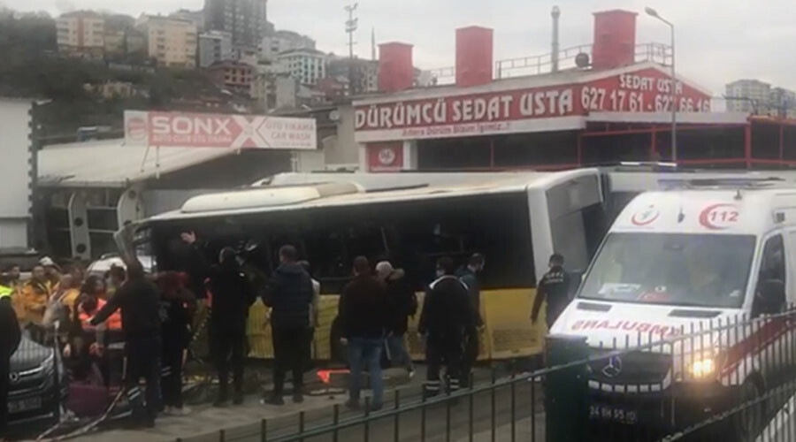 Son dakika: Alibeyköy'de tramvay ile otobüs çarpıştı! Yaralılar var