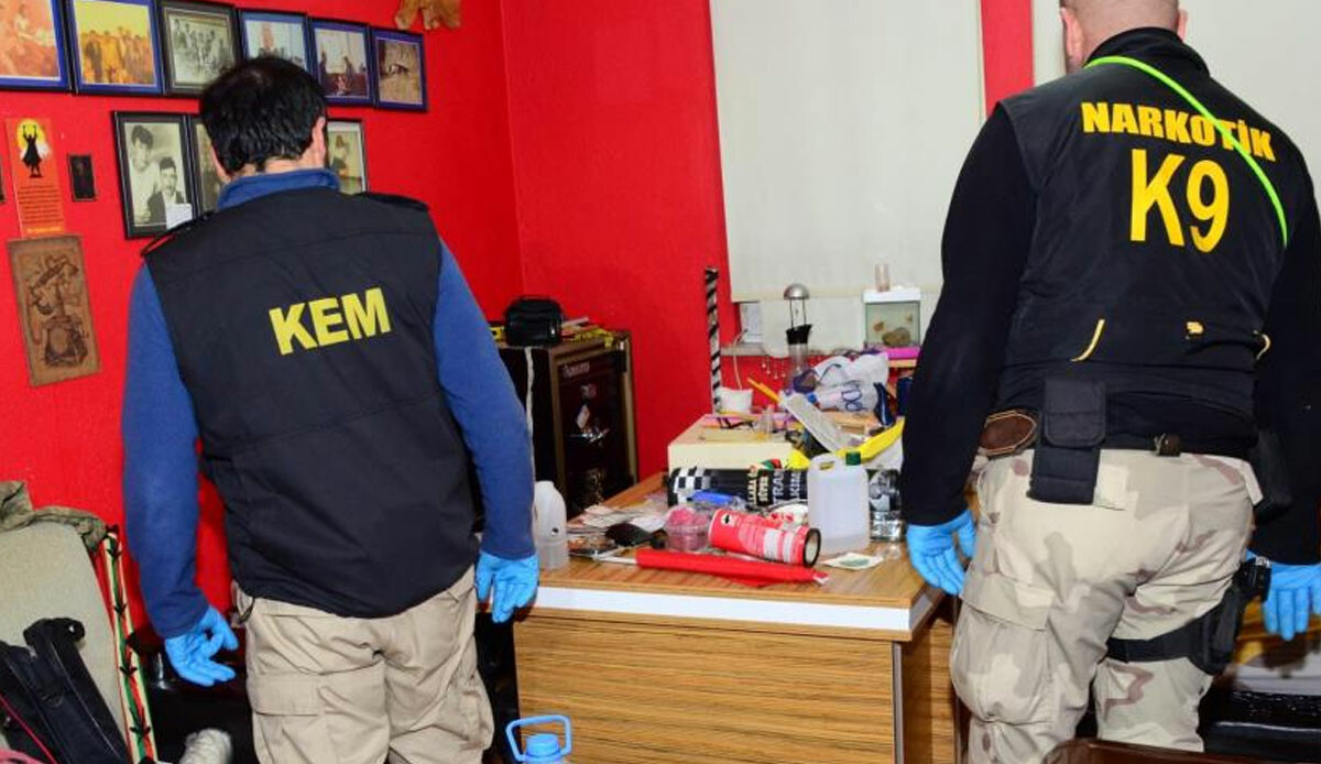 Son dakika! Zehir tacirlerine darbe: Kocaeli'de 93, Sakarya'da 176 kişi gözaltında Son dakika! Zehir tacirlerine darbe: Kocaeli'de 93, Sakarya'da 176 kişi gözaltında