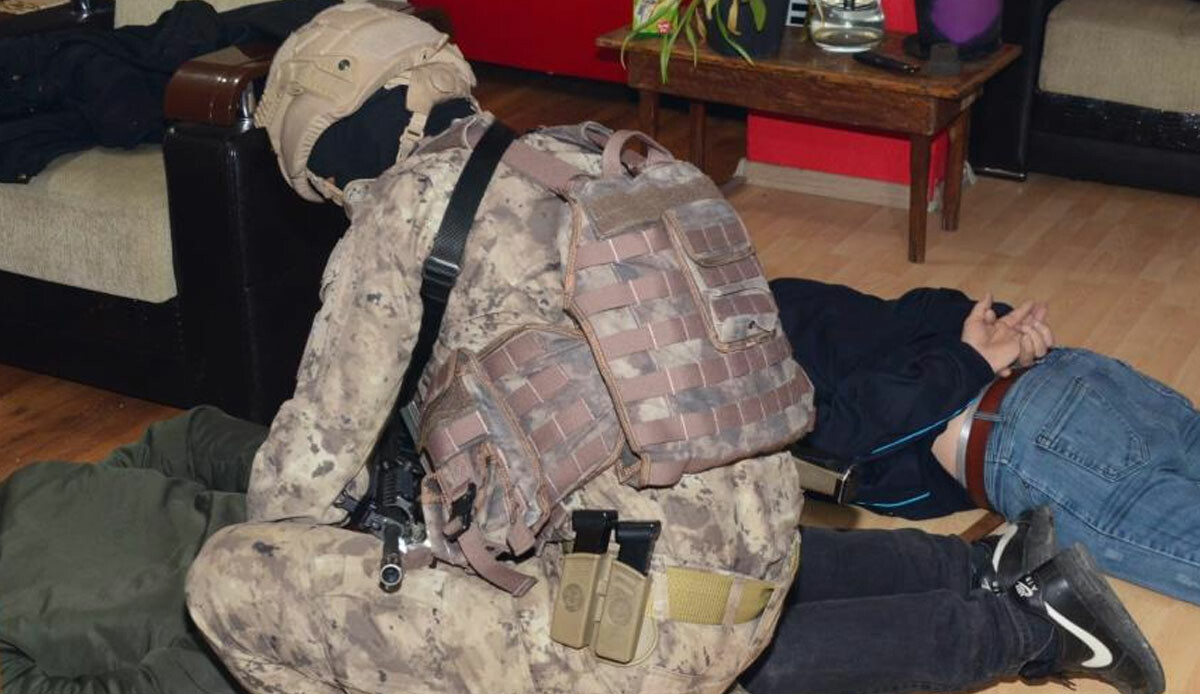 Son dakika! Zehir tacirlerine darbe: Kocaeli'de 93, Sakarya'da 176 kişi gözaltında Son dakika! Zehir tacirlerine darbe: Kocaeli'de 93, Sakarya'da 176 kişi gözaltında