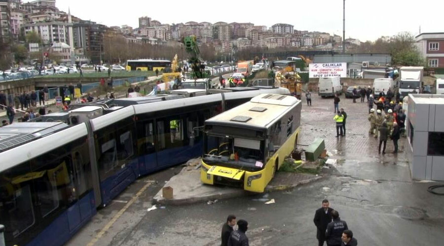Son dakika: Alibeyköy'de tramvay ile otobüs çarpıştı! Yaralılar var