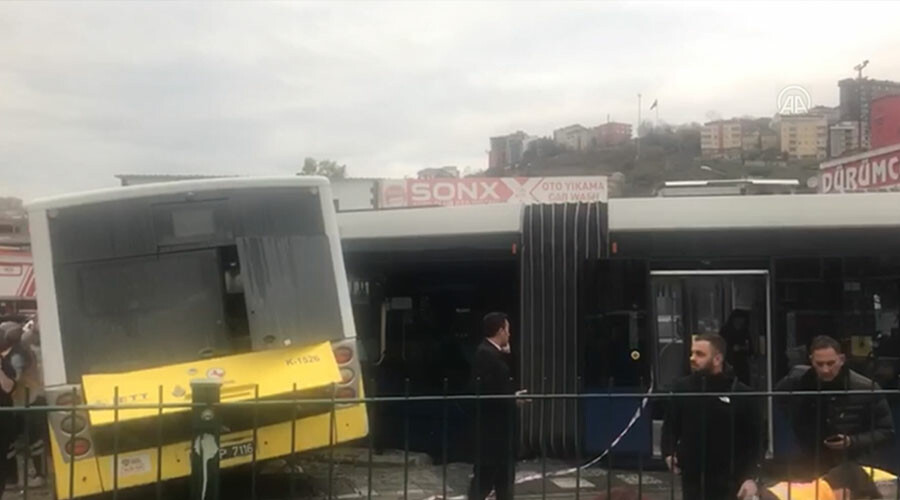 Son dakika: Alibeyköy'de tramvay ile otobüs çarpıştı! Yaralılar var
