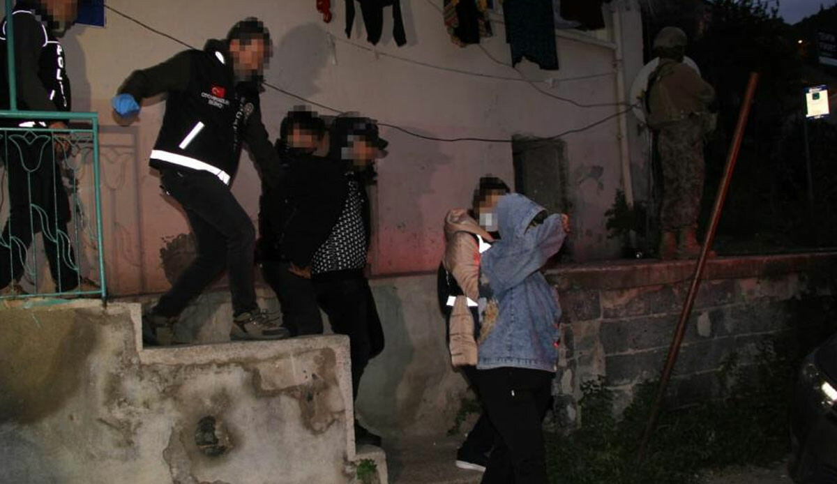 Son dakika! Zehir tacirlerine darbe: Kocaeli'de 93, Sakarya'da 176 kişi gözaltında Son dakika! Zehir tacirlerine darbe: Kocaeli'de 93, Sakarya'da 176 kişi gözaltında