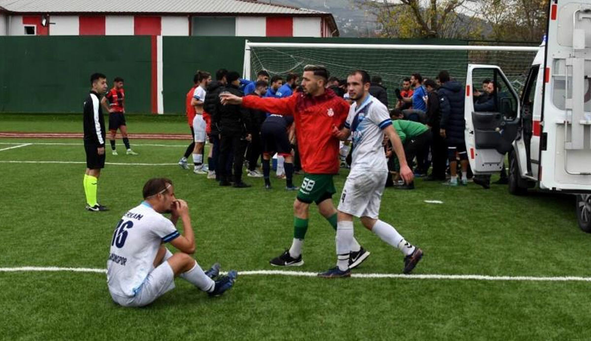 Müsabakada korku dolu anlar! Futbolcunun dili boğazına kaçtı, oyuncular gözyaşlarına boğuldu