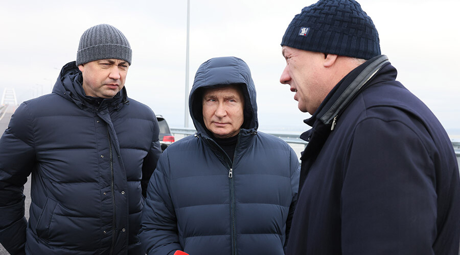Putin'den gövde gösterisi: Vurulan Kerç Köprüsü üzerinde araç kullandı Putin'den gövde gösterisi: Vurulan Kerç Köprüsü üzerinde araç kullandı