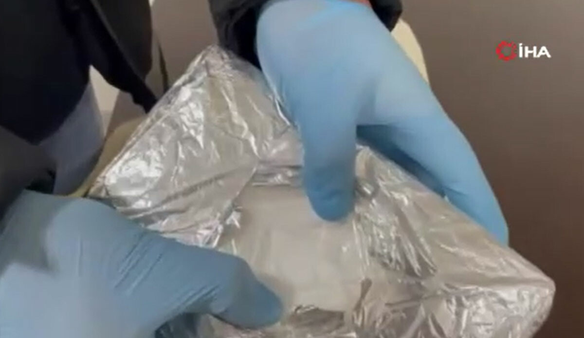 Yolcu otobüsüne uyuşturucu operasyonu! Üzerinden 2 kilo kokain çıktı Yolcu otobüsüne uyuşturucu operasyonu! Üzerinden 2 kilo kokain çıktı