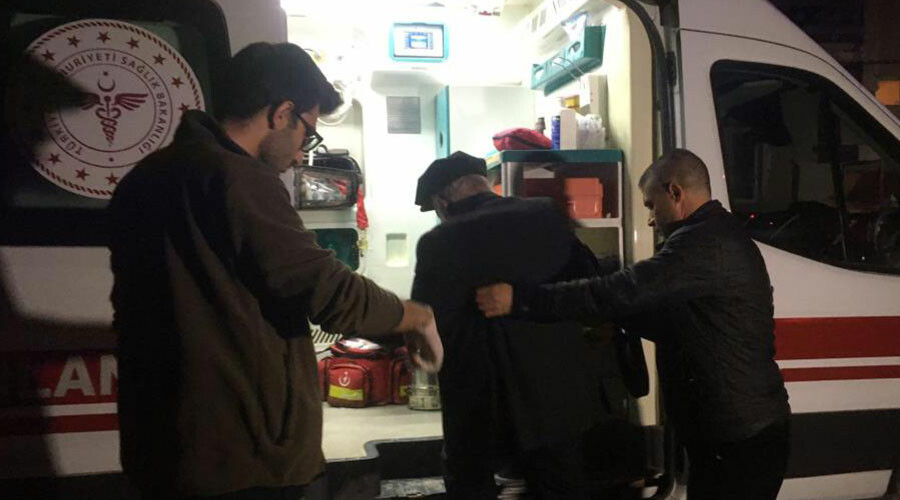 Yaşlı çiftten haber alamayınca evine gittiler… Gerçek kapıyı açınca ortaya çıktı! Yaşlı çiftten haber alamayınca evine gittiler… Gerçek kapıyı açınca ortaya çıktı!