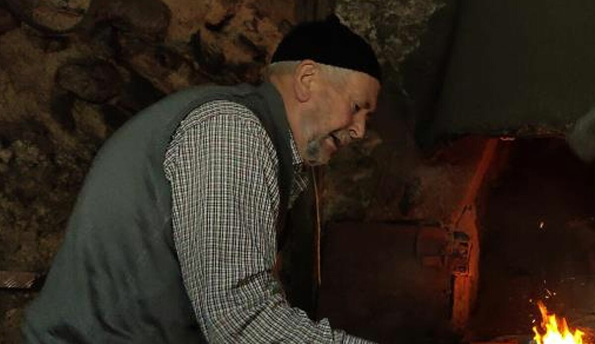 30 köyün gözdesi!  80 yaşında ama gençlere taş çıkarıyor, 60 yıldır günde saatlerce ateş başında duruyor