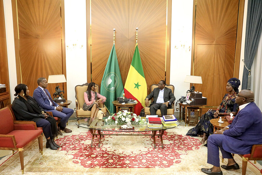 Senegal Cumhurbaşkanı, Naomi Campbell ile bir araya geldi Senegal Cumhurbaşkanı, Naomi Campbell ile bir araya geldi