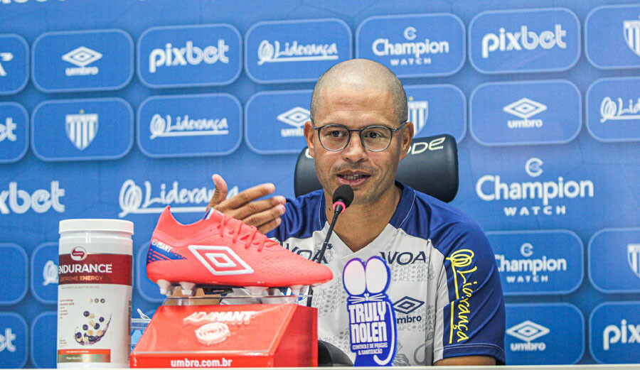 Avai FC yeni teknik direktörü Alex de Souza için imza töreni düzenledi