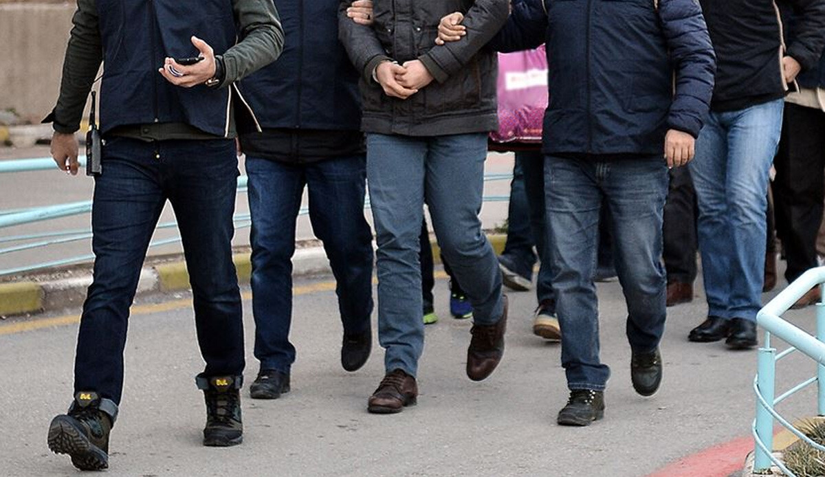 Bursa'da FETÖ şüphelilerine yönelik operasyon: 9 kişi gözaltında Bursa'da FETÖ şüphelilerine yönelik operasyon: 9 kişi gözaltında