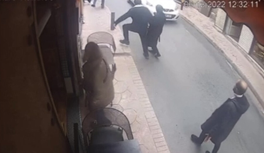 Oyuncu Ayten Soykök aracıyla yayaların arasına daldı! Taksim'deki dehşet anları kamerada...