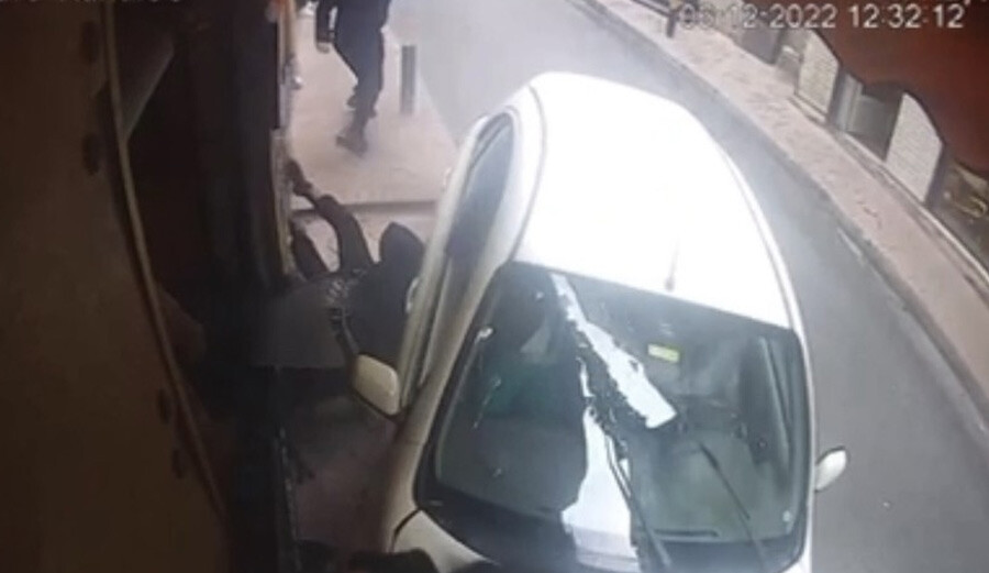 Oyuncu Ayten Soykök aracıyla yayaların arasına daldı! Taksim'deki dehşet anları kamerada...