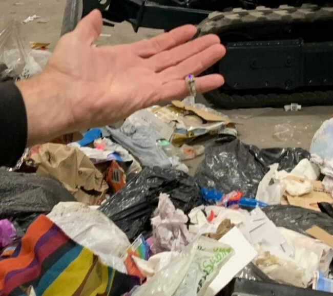 Yanlışlıkla attığı elmas yüzükler için 20 ton çöpü karıştırıp, sonunda inanılmazı başardı! Yanlışlıkla attığı elmas yüzükler için 20 ton çöpü karıştırıp, sonunda inanılmazı başardı!