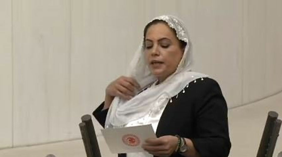 HDP’li Remziye Tosun’dan Meclis’te provokasyon! Tülbendini fırlattı, Öcalan’a özgürlük istedi