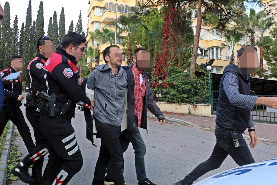 Antalya'da vahşet! Elma yiyen annesini bıçaklayarak öldürdü Antalya'da vahşet! Elma yiyen annesini bıçaklayarak öldürdü