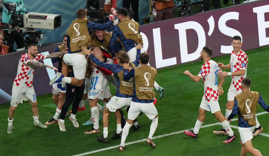 Hırvatistan Brezilya'yı eledi, adını yarı finale yazdırdı! Kaleci Livakovic yine yapacağını yaptı Hırvatistan Brezilya'yı eledi, adını yarı finale yazdırdı! Kaleci Livakovic yine yapacağını yaptı