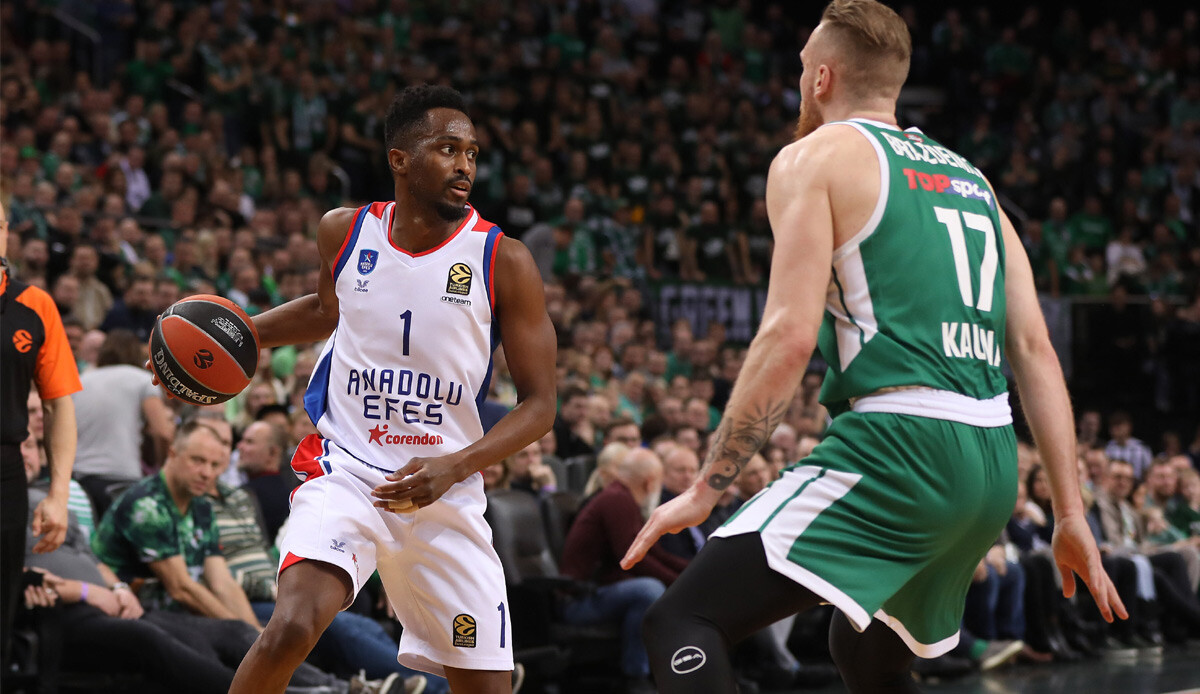 Anadolu Efes Zalgiris&#039;e deplasmanda 26 sayı fark attı