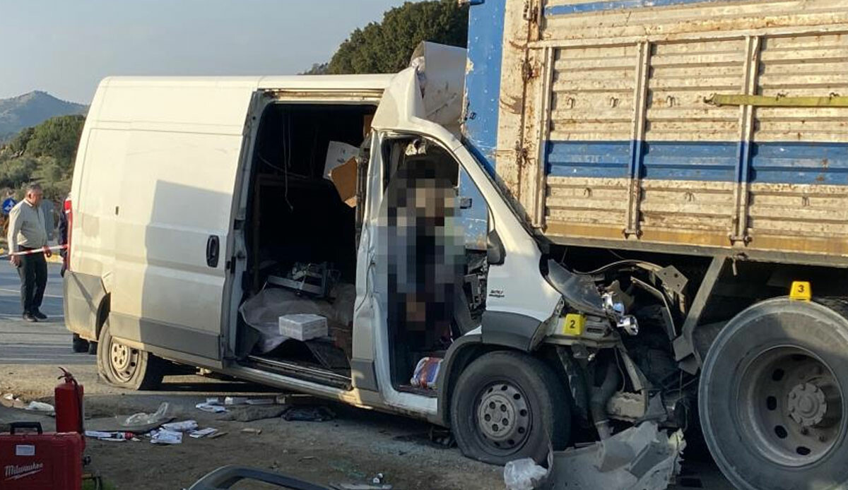 Korkunç kaza! Araç kamyona ok gibi saplandı, içindekiler feci şekilde can verdi Korkunç kaza! Araç kamyona ok gibi saplandı, içindekiler feci şekilde can verdi