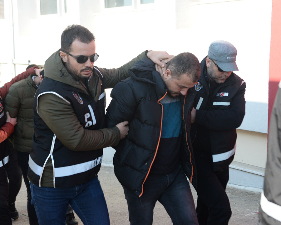Adana'da faiz çetesine Silindir operasyonu: 14 tefeci gözaltı Adana'da faiz çetesine Silindir operasyonu: 14 tefeci gözaltı