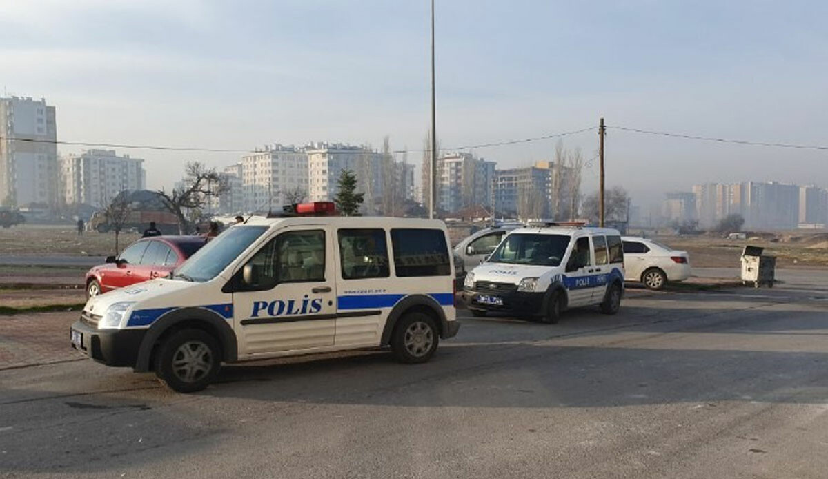 Isıtmak için aracını çalıştıran adam hayatının şokunu yaşadı Isıtmak için aracını çalıştıran adam hayatının şokunu yaşadı