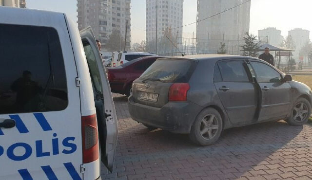 Isıtmak için aracını çalıştıran adam hayatının şokunu yaşadı Isıtmak için aracını çalıştıran adam hayatının şokunu yaşadı