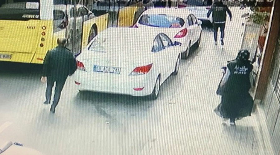 İstanbul’da akılalmaz kaza: 10 tonluk aracın arasına sıkıştı, iterek kurtardılar