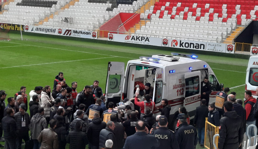 Erzincanlı futbol sever Turgay Eren, 24Erzincanspor-Esenler Erokspor maçında kalp krizi geçirerek öldü