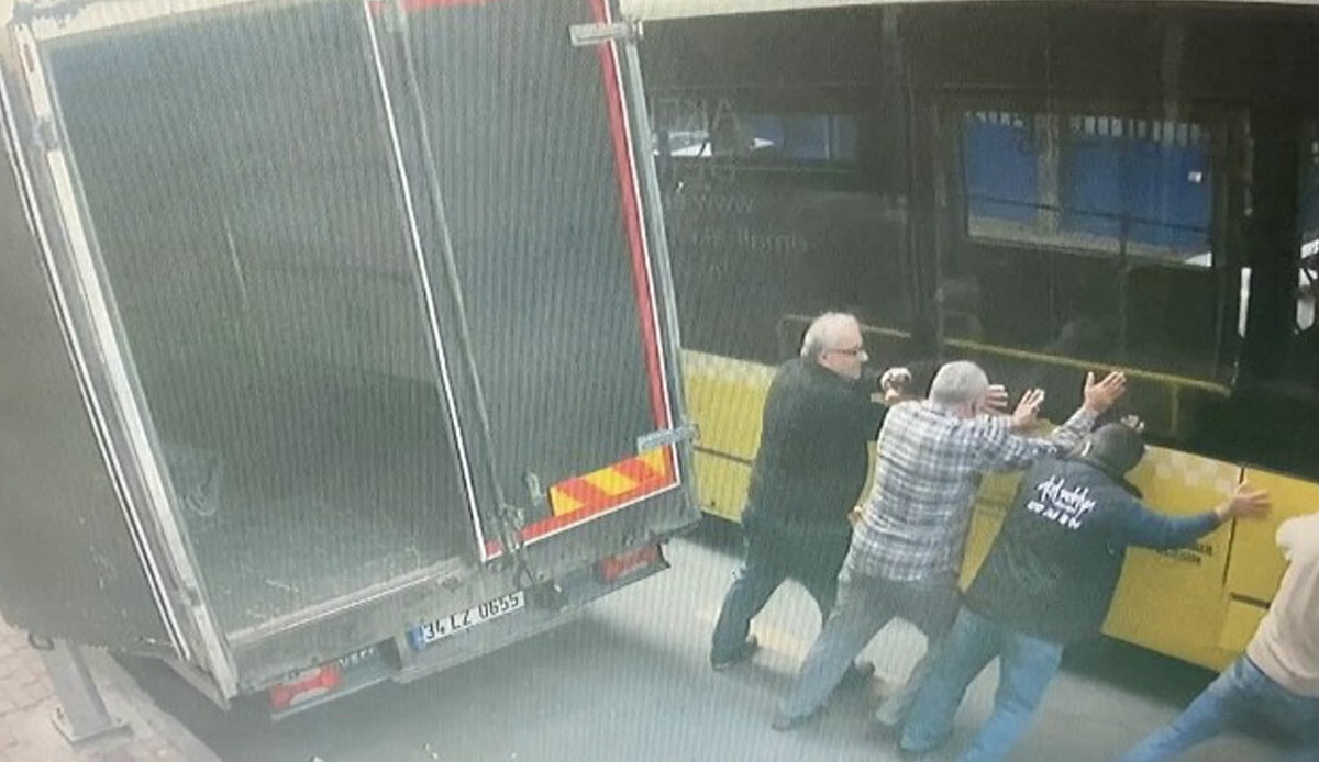İstanbul’da akılalmaz kaza: 10 tonluk aracın arasına sıkıştı, iterek kurtardılar