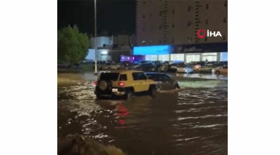 Dışarı çıkmayın uyarısı! Mekke’de şiddetli yağış etkili oldu: Eğitime ara verildi Dışarı çıkmayın uyarısı! Mekke’de şiddetli yağış etkili oldu: Eğitime ara verildi