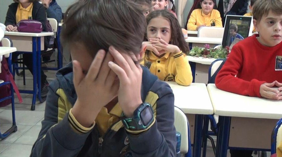 Minik Yiğit’in arkadaşları gözyaşlarını tutamadı: Boş kalan sırası çiçeklerle donatıldı Minik Yiğit’in arkadaşları gözyaşlarını tutamadı: Boş kalan sırası çiçeklerle donatıldı