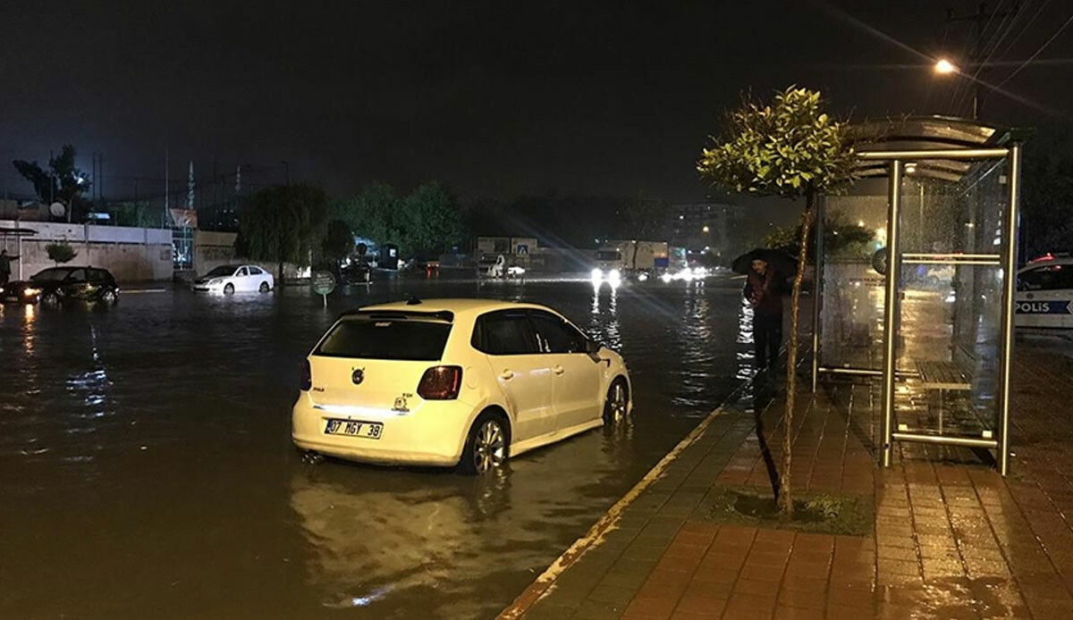 Şiddetli yağış kenti ele geçirdi: Antalya'yı su bastı! Şiddetli yağış kenti ele geçirdi: Antalya'yı su bastı!