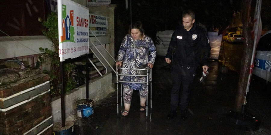 Şiddetli yağış kenti ele geçirdi: Antalya'yı su bastı! Şiddetli yağış kenti ele geçirdi: Antalya'yı su bastı!