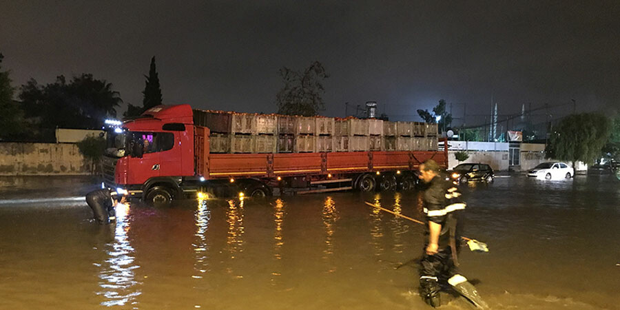 Şiddetli yağış kenti ele geçirdi: Antalya'yı su bastı! Şiddetli yağış kenti ele geçirdi: Antalya'yı su bastı!