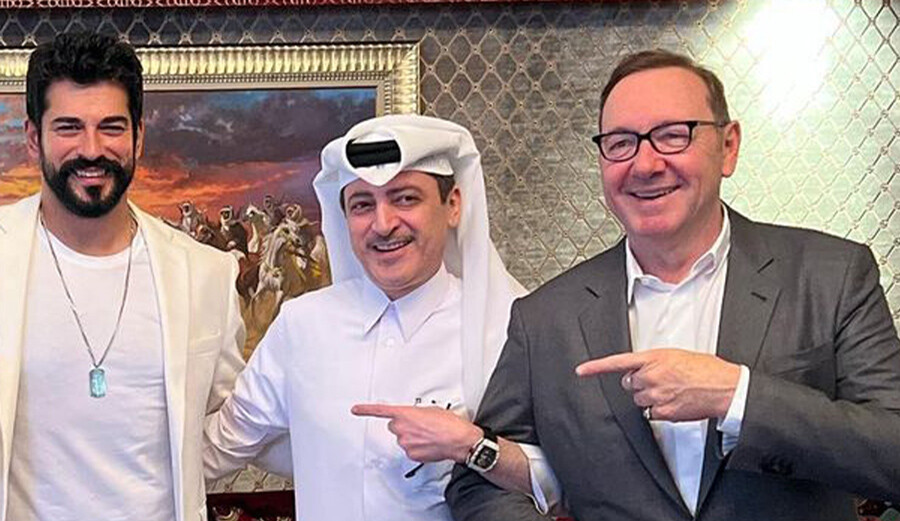 Cinsel istismar suçuyla yargılanan Kevin Spacey ile buluşan Burak Özçivit'e tepki yağdı: Aynı karede olmanız utanç verici