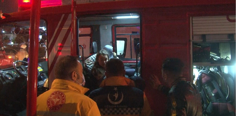 Fatih'te 6 katlı otelde korkutan yangın: 60 kişi tahliye edildi