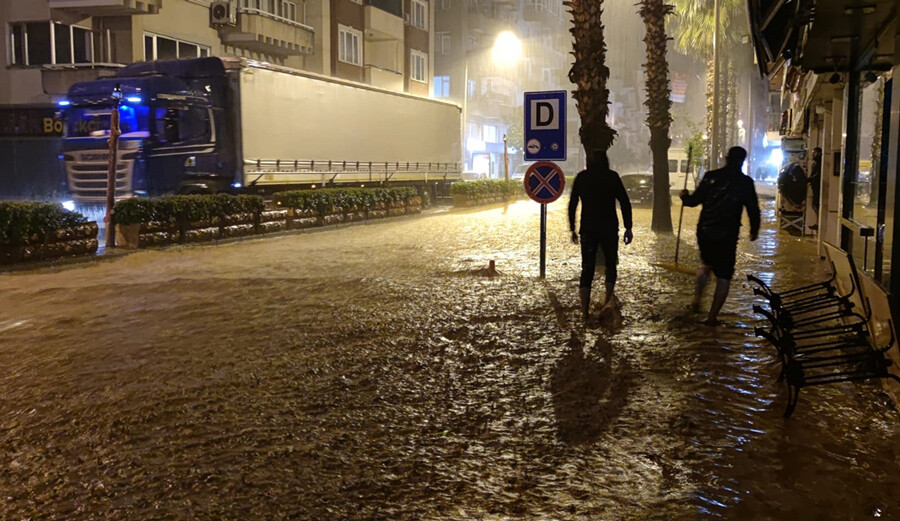 Antalya Kumluca'da sel: Dereler taştı, evleri su bastı