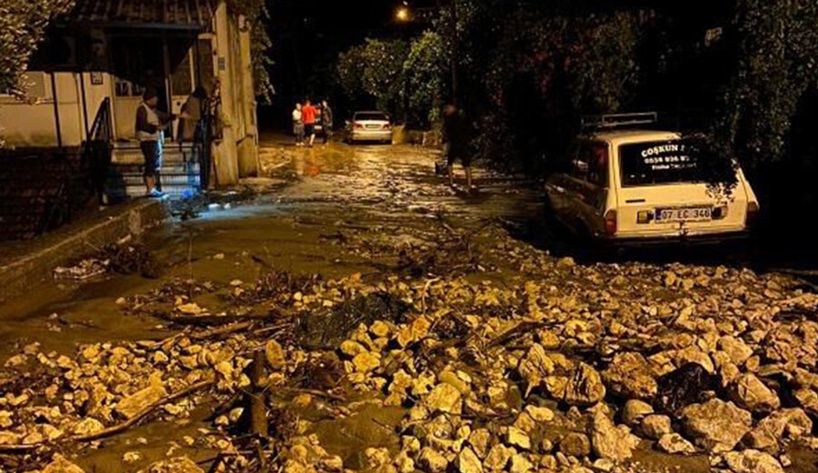 Antalya Kumluca'da sel: Dereler taştı, evleri su bastı