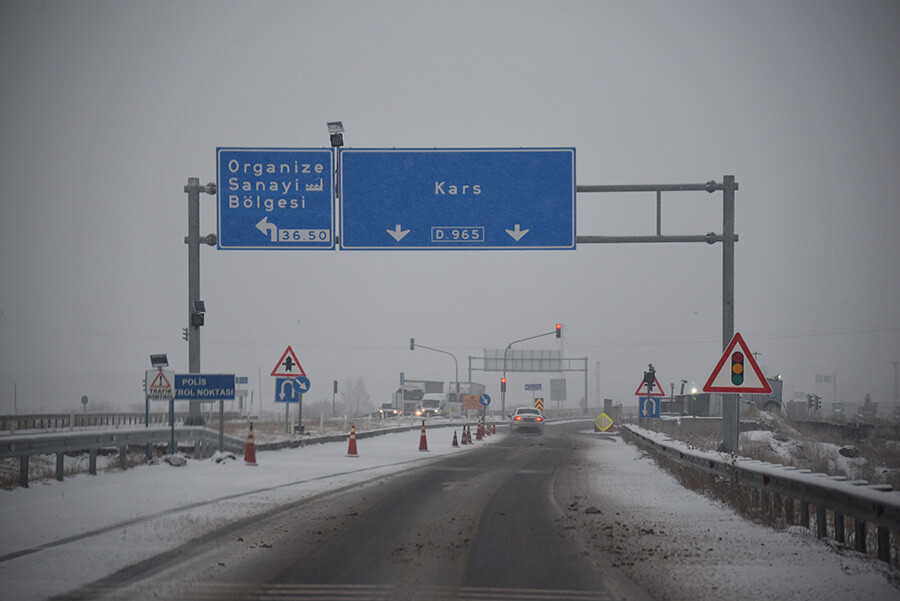 Kars ve Ardahan'da ulaşıma kar engeli, sürücüler zor anlar yaşadı
