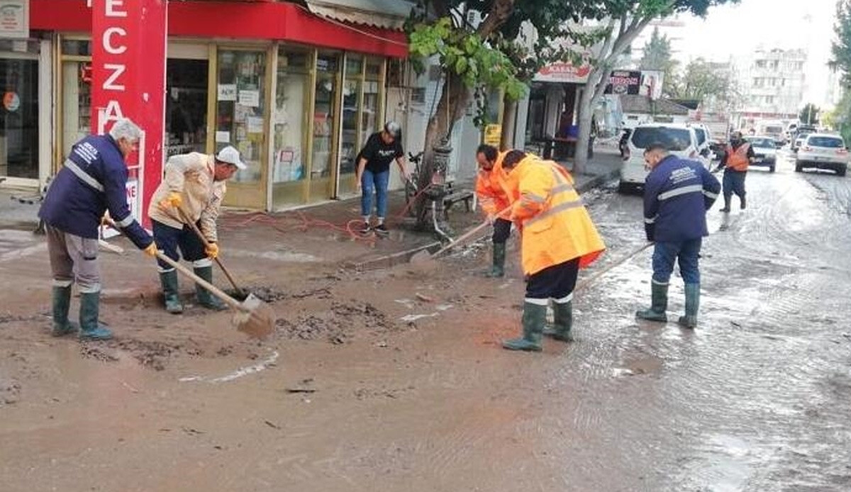 Antalya’da selin ardından temizlik çalışmaları başlatıldı Antalya’da selin ardından temizlik çalışmaları başlatıldı