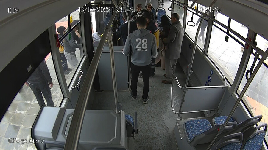 Yaşlı kadın kazayı görünce bayıldı, otobüs şoförü hastaneye yetiştirdi Yaşlı kadın kazayı görünce bayıldı, otobüs şoförü hastaneye yetiştirdi