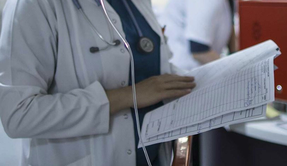 Bir &#039;sahte doktor&#039; vakası daha! Güvenlik görevlilerin dikkatiyle yakayı ele verdi