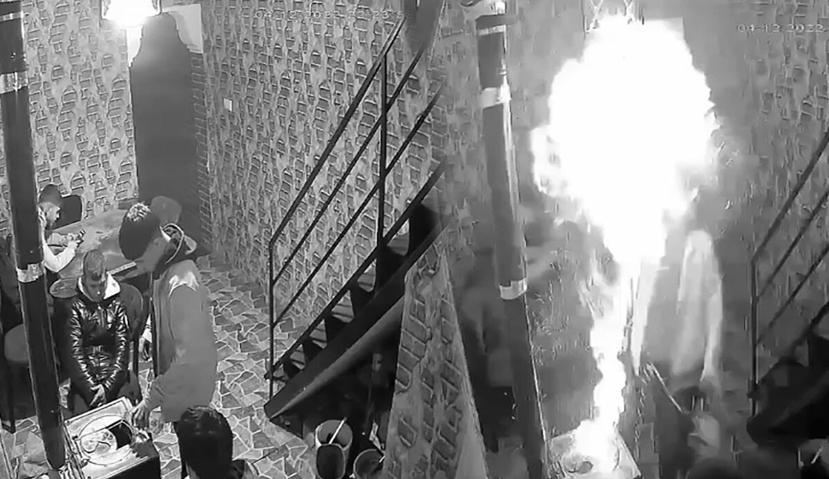 Kafede arkadaşları ile oturan genç dehşeti yaşadı! Sobaya yanaşınca olan oldu