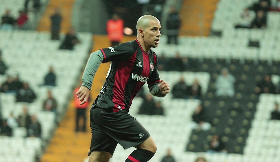 Sofiane Feghouli'nin Karagümrük'teki yıllık ücreti Galatasaray taraftarlarını şaşırttı Sofiane Feghouli'nin Karagümrük'teki yıllık ücreti Galatasaray taraftarlarını şaşırttı