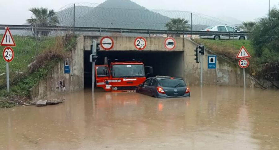 İzmir’i sağanak vurdu: Caddeler göle döndü, araçlar suya gömüldü İzmir’i sağanak vurdu: Caddeler göle döndü, araçlar suya gömüldü