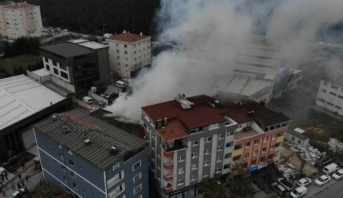 Ataşehir'de korkutan yangın! İş yeri alev alev yandı
