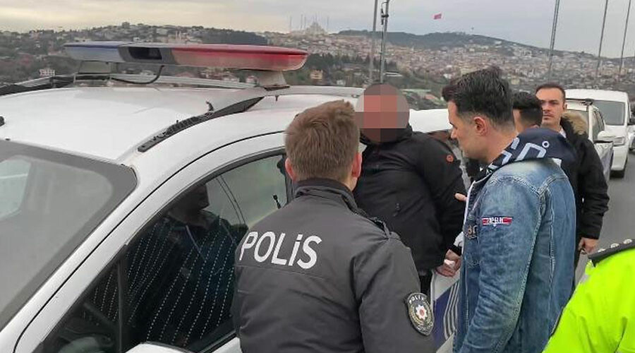 15 Temmuz Şehitler Köprüsü’nde sıcak dakikalar: Otomobilinin üzerine çıktı, üzerine benzin döktü! 15 Temmuz Şehitler Köprüsü’nde sıcak dakikalar: Otomobilinin üzerine çıktı, üzerine benzin döktü!